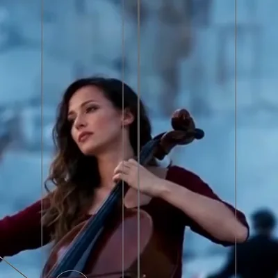 Violonchelista en un concierto al aire libre, del showreel de iavai